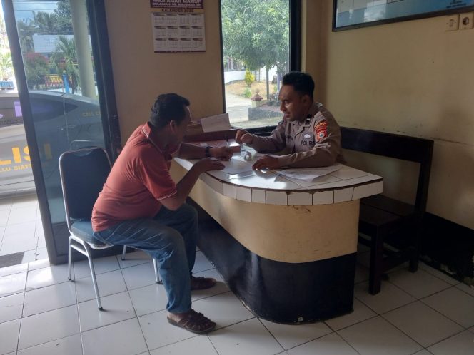 
 Personil Polsek Tellu Siattinge Memberikan Pelayanan Maksimal Warga yang Datang Mengadu