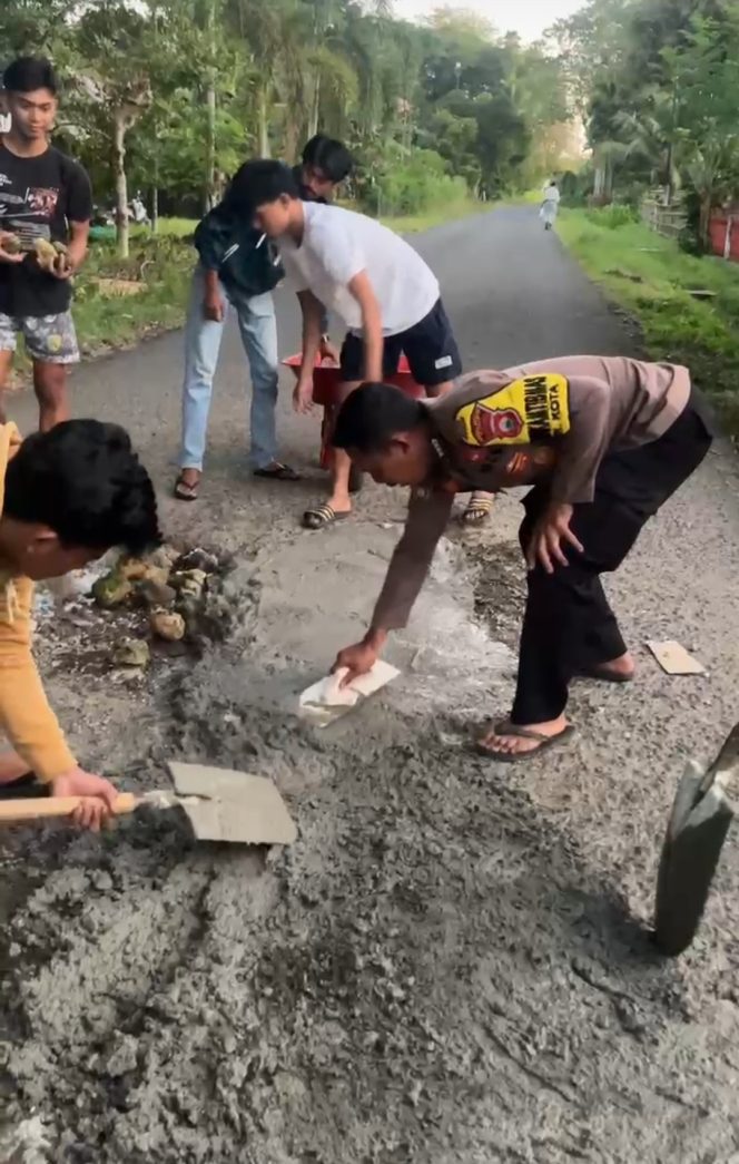 
 Jalan Berlubang Ditambal, Bripka Andi Rusman Tunjukkan Kepedulian Tanpa Batas di Wilayah Binaan