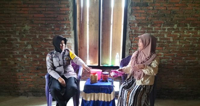 
 Polwan ini Lakukan Sambang dan Kunjungi Warga di Desa Lea