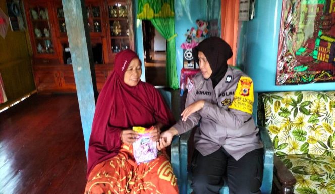 
 Ibu Polwan Cegah Gangguan Kamtibmas Melalui Kegiatan Sambang Rutin di Desa Binaannya
