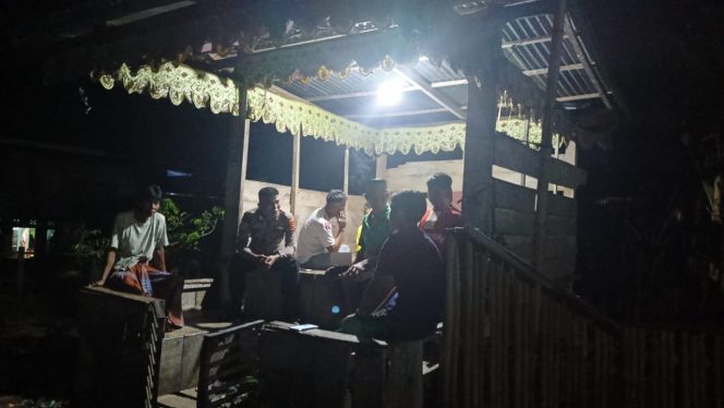 
 Bripka Idrus Lakukan Sambang dan Berdialog Bersama Warga Saat Patroli Malam