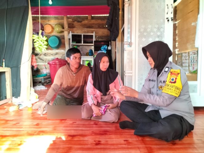 
 Sambang di Desa Binaan, Aiptu Suhati Membahas Upaya Pencegahan Terhadap Aksi Kejahatan