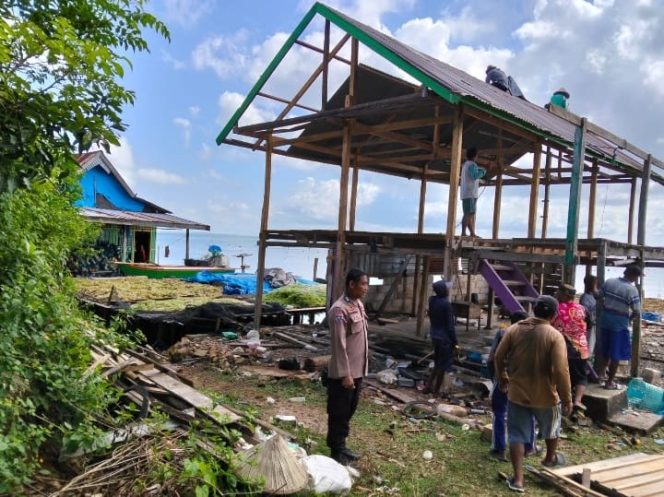 
 Pembongkaran Rumah di Dusun Ujung Pattiro Berjalan Lancar, Dihadiri Kepala Desa dan Warga