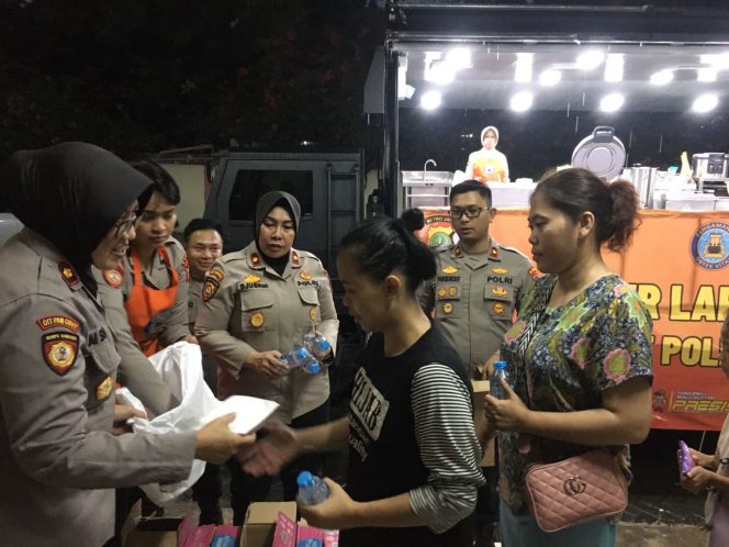 
 Polisi Bagikan Makanan ke Ratusan Korban Terdampak Banjir di Jakarta