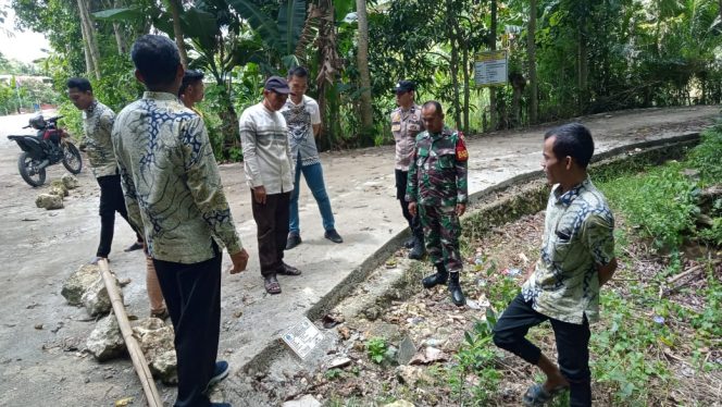 
 ‎Bhabinkamtibmas dan Bhabinsa Pantau Langsung Penggunaan Dana Desa di Lokasi Kegiatan