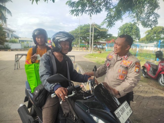 
 Cuaca Buruk, Personil bersama Karyawan Kapal Berikan Himbauan Keselamatan Sekaligus  Lakukan Pemeriksaan Kendaraan