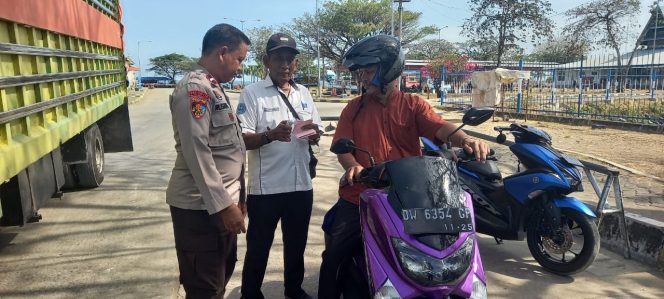 
 Bersama Karyawan Kapal, Personil Lakukan Pemeriksaan Kendaraan 