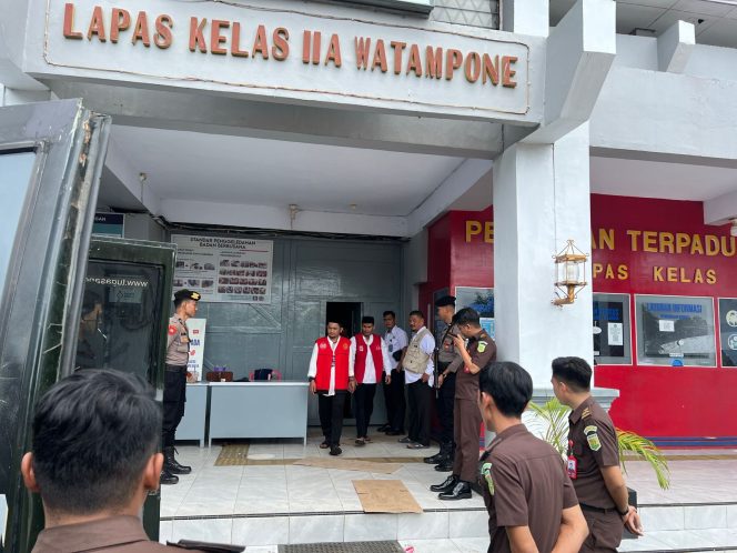 
 Laksanan Tugas Kawal Tahanan di Pengadilan Negeri Warampone, Personil Sat Samapta Tingkatan Pengamanan di Ruang Sidang
