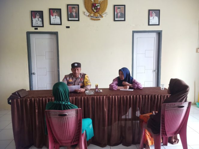 
 ‎Bhabinkamtibmas Sambangi Kantor Desa Bainang, Jalin Koordinasi dengan Aparatur Desa