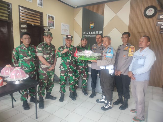
 Personel Koramil 1407-11/Barebbo Kunjungi Mapolsek Barebbo, Beri Ucapan Selamat Hari Bhayangkara ke-79
