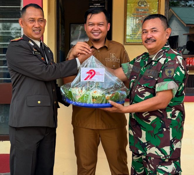
 Sinergitas TNI-Polri, Danramil 1407-06 Awangpone Berikan Ucapan Selamat HUT Bhayangkara ke-79 di Mapolsek Awangpone