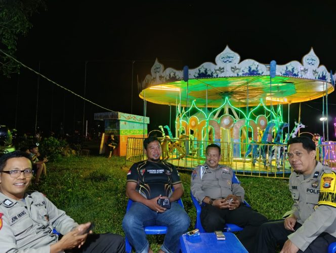 
 Demi menjaga keamanan dan kenyamanan pengunjung di pasar malam, personil Polsek Ponre melaksanakan pengamanan dan monitoring