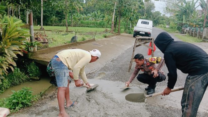 
 Jalan Berlubang Kerap Makan Korban, Bripka Andi Rusman Bertindak Cepat