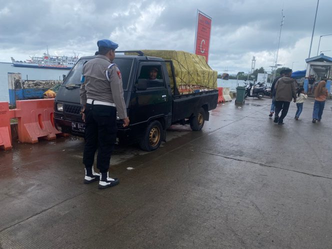 
 Di Rumpdoor Kapal Ferry, Personil Lakukan Pengamanan Dan Pelayanan Saat Keberangkatan Kapal