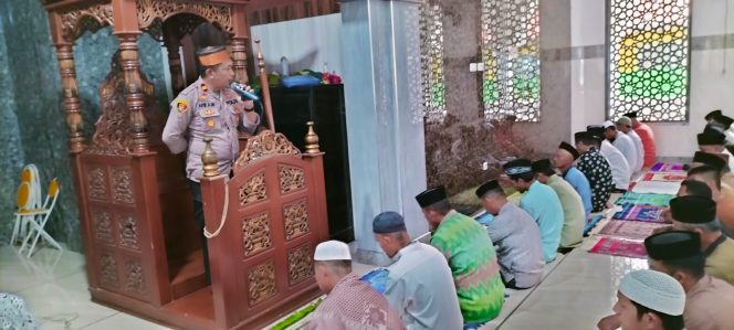 
 KAPOLSEK BAREBBO PERKENALKAN DIRI DALAM SAFARI JUMAT DAN HIMBAUAN HARKAMTIBMAS DI MASJID HUDA  