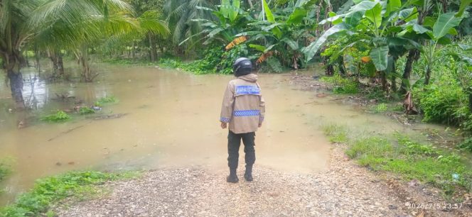
 Bhabinkamtibmas Polsek Awangpone Tinjau Kondisi Dampak Banjir Di Desa Mappalo Ulaweng