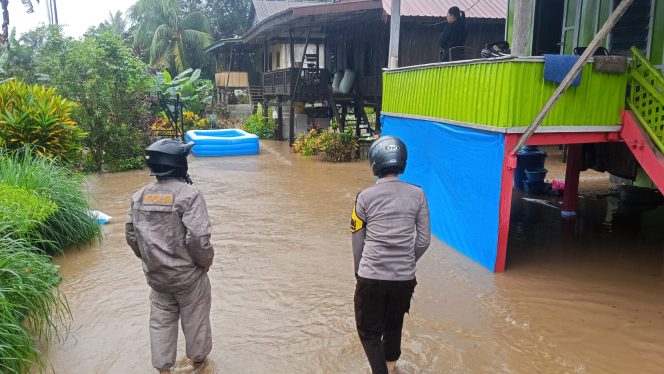 
 Bhabinkamtibmas Pantau Wilayah Terdampak Banjir , Pastikan Keamanan Dan Keselamatan Warga