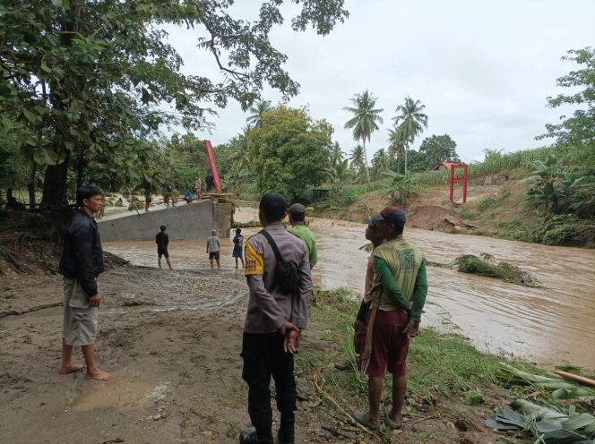 
 pastikan Keamanan Masyarakat, Bhabinkamtibmas Aipda Kasnindar Cek Lokasi Rawan Banjir di Desa Usa
