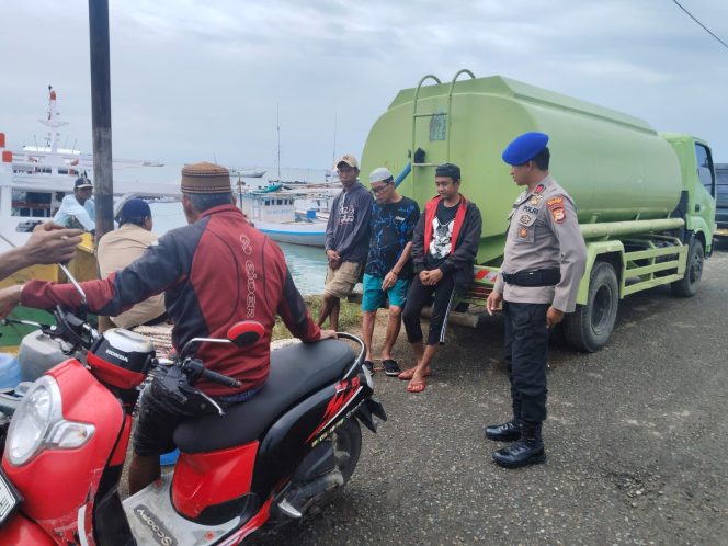 
 Intenaitas Hujan Cukup Tinggi, Personel Satpolairud Polres Bone Himbau Nelayan Waspada Cuaca Buruk
