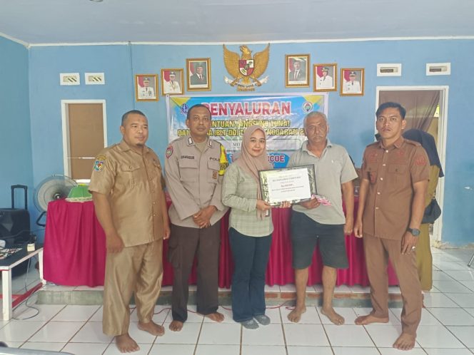 
 Pembagian BLTDD didesa Tellu boccoe dipantau oleh bhabinkamtibmas Polsek Ponre