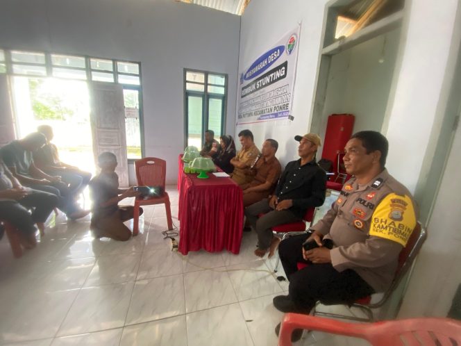 
 Bhabinkamtibmas polsek Ponre Aiptu Iwan hadiri giat rembuk stunting didesa Binaannya