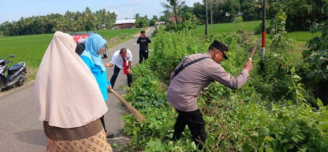 
 Kapolsek Cenrana Bersinergi Bersama Warga  Melakukan Kerja Bakti Bersihkan Jalan