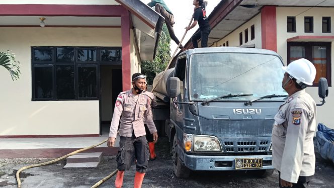 
 Tiga Personel Polsek Wulanggitang Jadi Relawan Kemanusiaan Dampak Erupsi Gunung Lewotobi