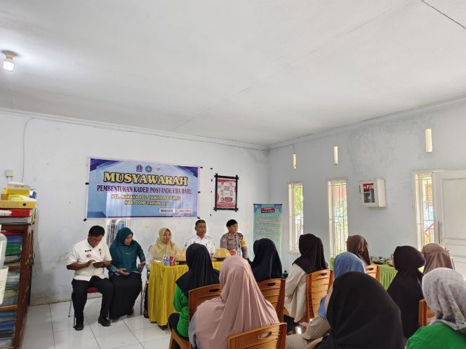 
 Bripka Tenri Lesang Dampingi Musyawarah Kesehatan Warga di Kelurahan Bukaka