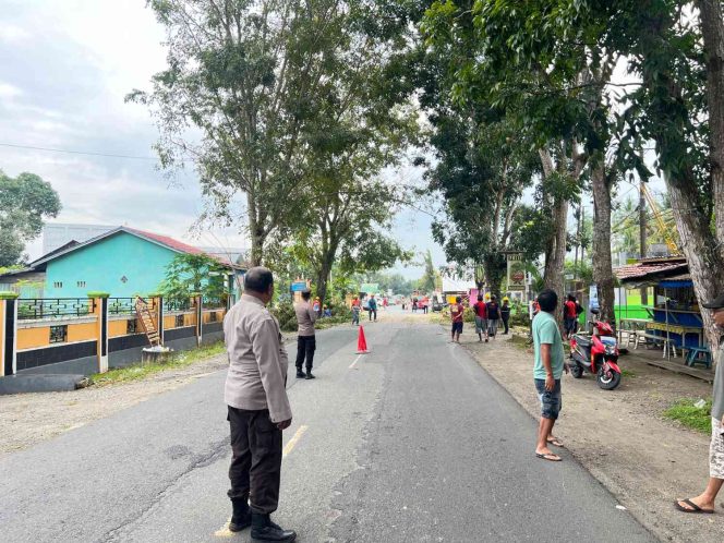 
 Polsek Barebbo Lakukan Pengamanan dan Pengaturan Lalu Lintas Saat Penebangan Pohon di Jalan Poros Bone-Sinjai