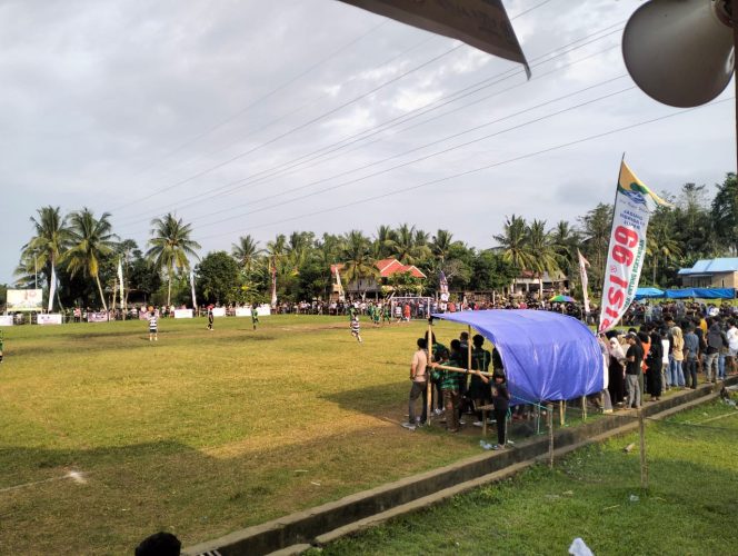 
 Pastikan Turnamen Sepak Bola Mini di Desa Usa Berjalan Lancar, Personel Polsek Palakka Lakukan Pengamanan