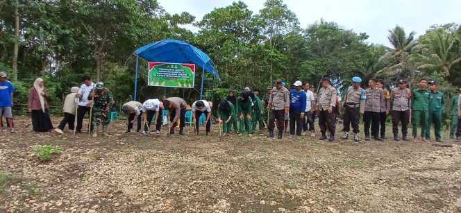 
 ‎Polsek Cenrana Melaksanakan Penanaman Jagung Serentak Kuartal III Di Desa Pallae