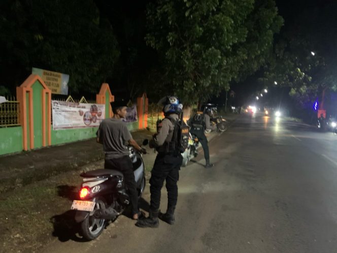 
 Laksanakan Patroli KRYD, Tim Patroli Presisi Samapta Polres Bone Berikan Himbauan Kamtibmas