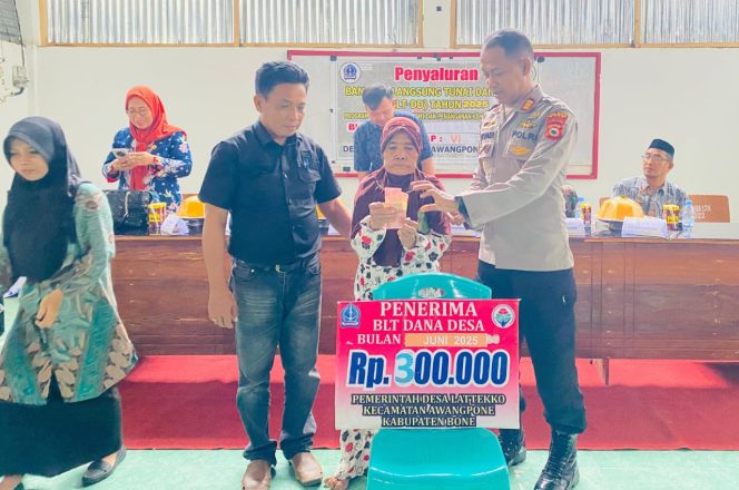 
 Kapolsek Awangpone Penyaluran BLT Dana Desa Latekko Bulan Juni 2025