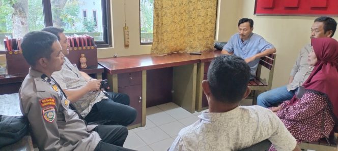 
 ‎Fasilitasi Warga yang Bermasalah, Bhabinkamtibmas Aipda Kasnindar Lakukan Hal Ini