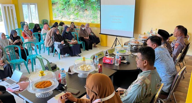 
 Kapolsek Awangpone Mengikuti Kegiatan Pembentukan Posyandu Era Baru di Desa Mappalo Ulaweng