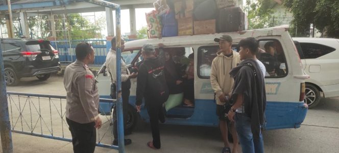 
 Bersinergi, Lakukan Pelayanan Beri Rasa Aman Kepada Pengguna Jasa Bersama Petugas Kapal