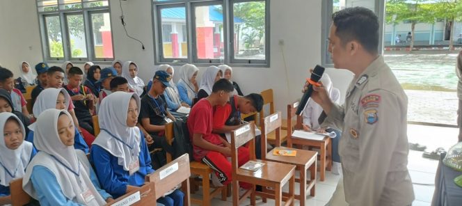 
 Cegah generasi muda terjerumus, Polsek Ponre sosialisasi bahaya narkoba dan judi online diSMA Negeri 28 Bone
