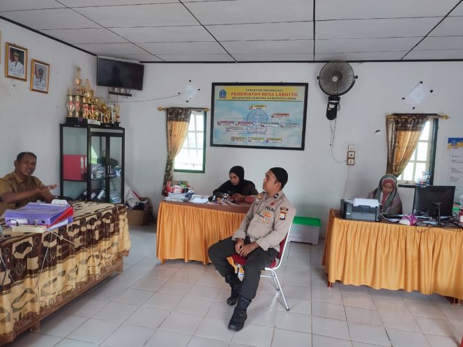 
 ‎Kunjungi Kantor Desa, Kanit Binmas Polsek Cenrana Ajak Bersinergi Jaga Kamtibmas.