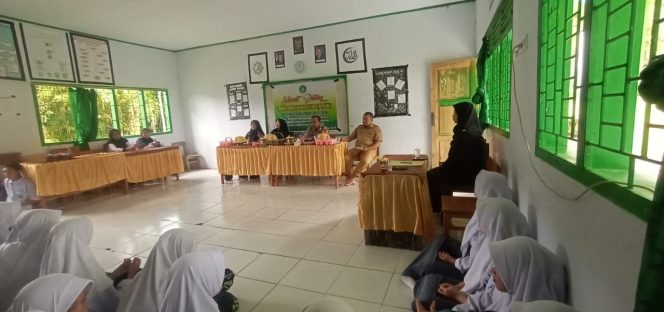 
 Bhabinkamtibmas polsek Ponre berikan materi tentang kedisiplinan kepada peserta didik baru dalam kegiatan Matsama di madrasah Aliyah tinco desa Tellu boccoe