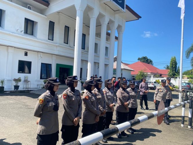 
 Polwan Kawal Demonstran di Kantor Kejaksaan Negeri Bone, Jadi Tim Negosiator