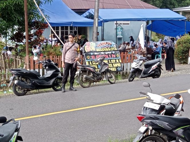 
 Wujud Empati Warga Yang Meninggal Dunia, Bhabinkamtibmas Atur Lalin Di Rumah Duka