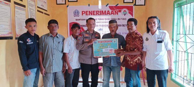 
 Wujud Kepedulian Terhadap Warga Binaan, Bhabinkamtibmas Hadiri Penyaluran BLT-DD