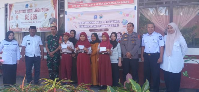 
 Bhabinkamtibmas Hadiri Penyerahan Bantuan untuk Siswa Berprestasi di Wilayah Binaan