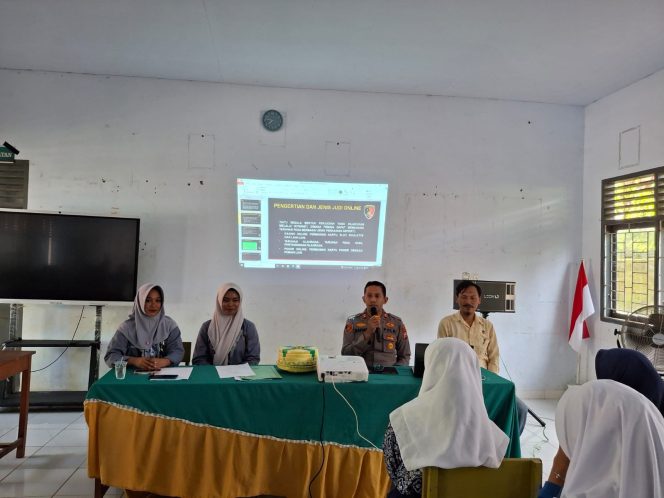 
 Kapolsek Palakka Bersama Kanit Reskrim Berikan Penyuluhan Tentang Bahaya Judi Online dan Berita Hoaks di SMP Negeri 2 Palakka