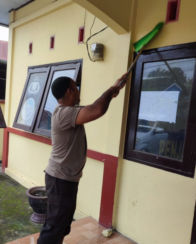
 ‎Jaga Kebersihan Di Lingkungan Kerjanya, Personil Polsek Cenrana Laksanakan Kerja Bakti