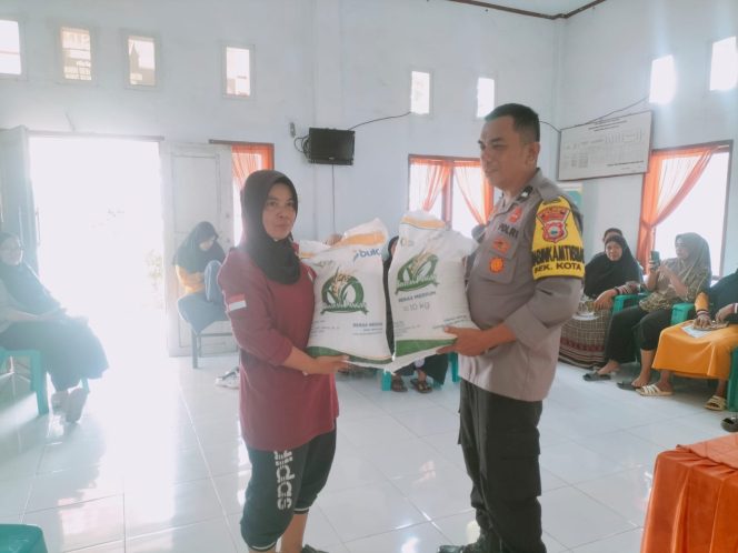 
 Polri Hadir Bersama Rakyat, Bhabinkamtibmas Kawal Pembagian Beras di Bulu Tempe