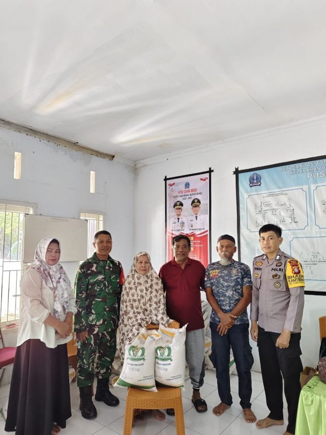 
 Responsif dan Humanis, Bhabinkamtibmas Dampingi Warga Terima Bantuan