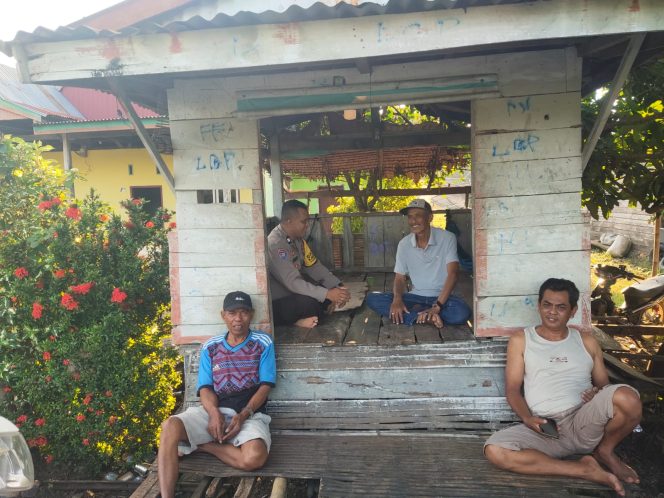 
 Jaga Kamtibmas Di Desa Binaannya, Bhabinkamtibmas Polsek Cenrana Laksanakan Pembinaan Satkamling