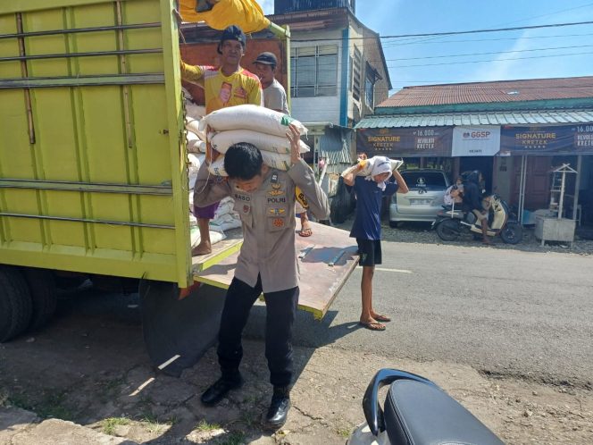 
 Sinergi Pemerintah dan Polisi: Penyaluran Beras di Bajoe Berlangsung Lancar
