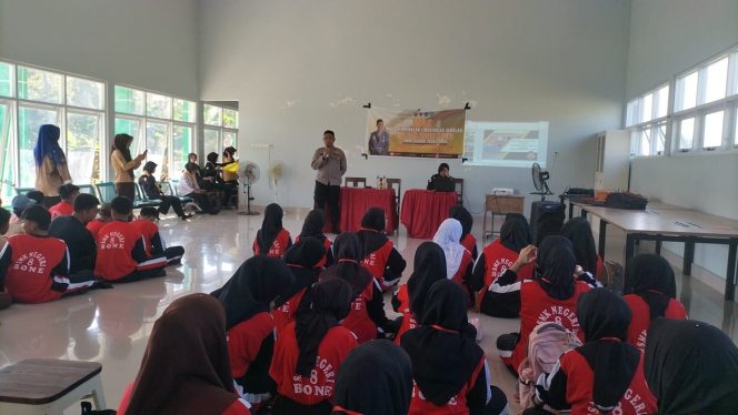 
 Wakapolsek Ajangale Ipda Syamsul Bahri Beri Penyuluhan Bahaya Judi Online di SMKN 8 Bone.